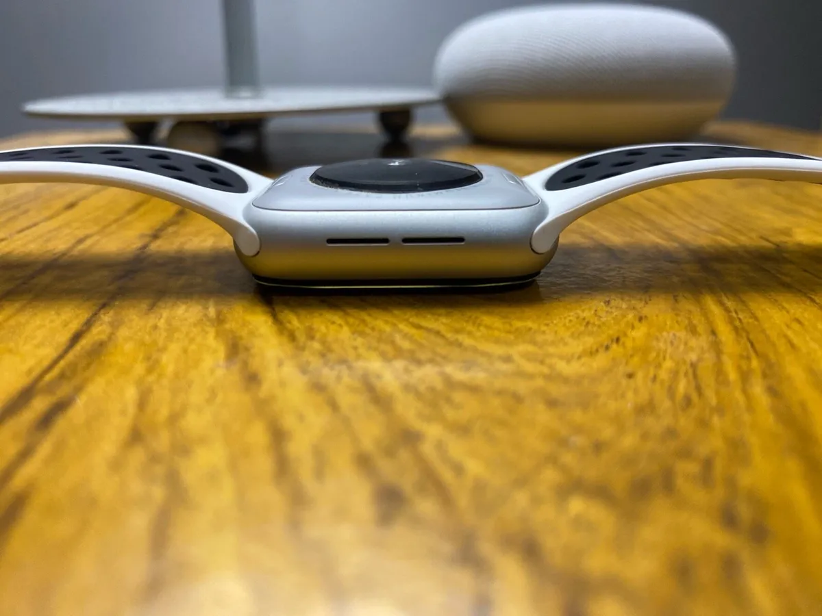 Silver apple watch se 2nd gen - Image 4
