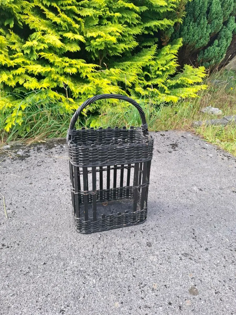 Black rattan bar