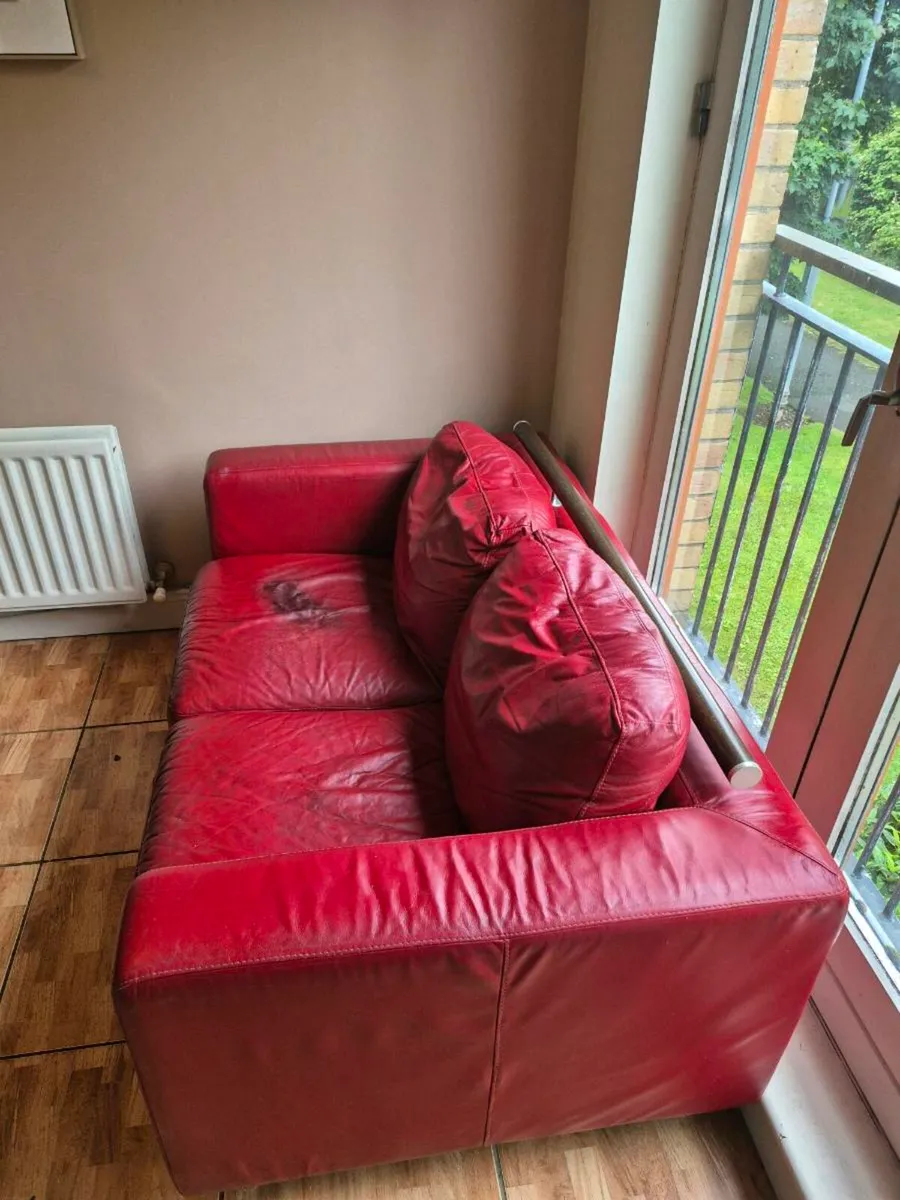 Red leather two seater sofa - Image 3
