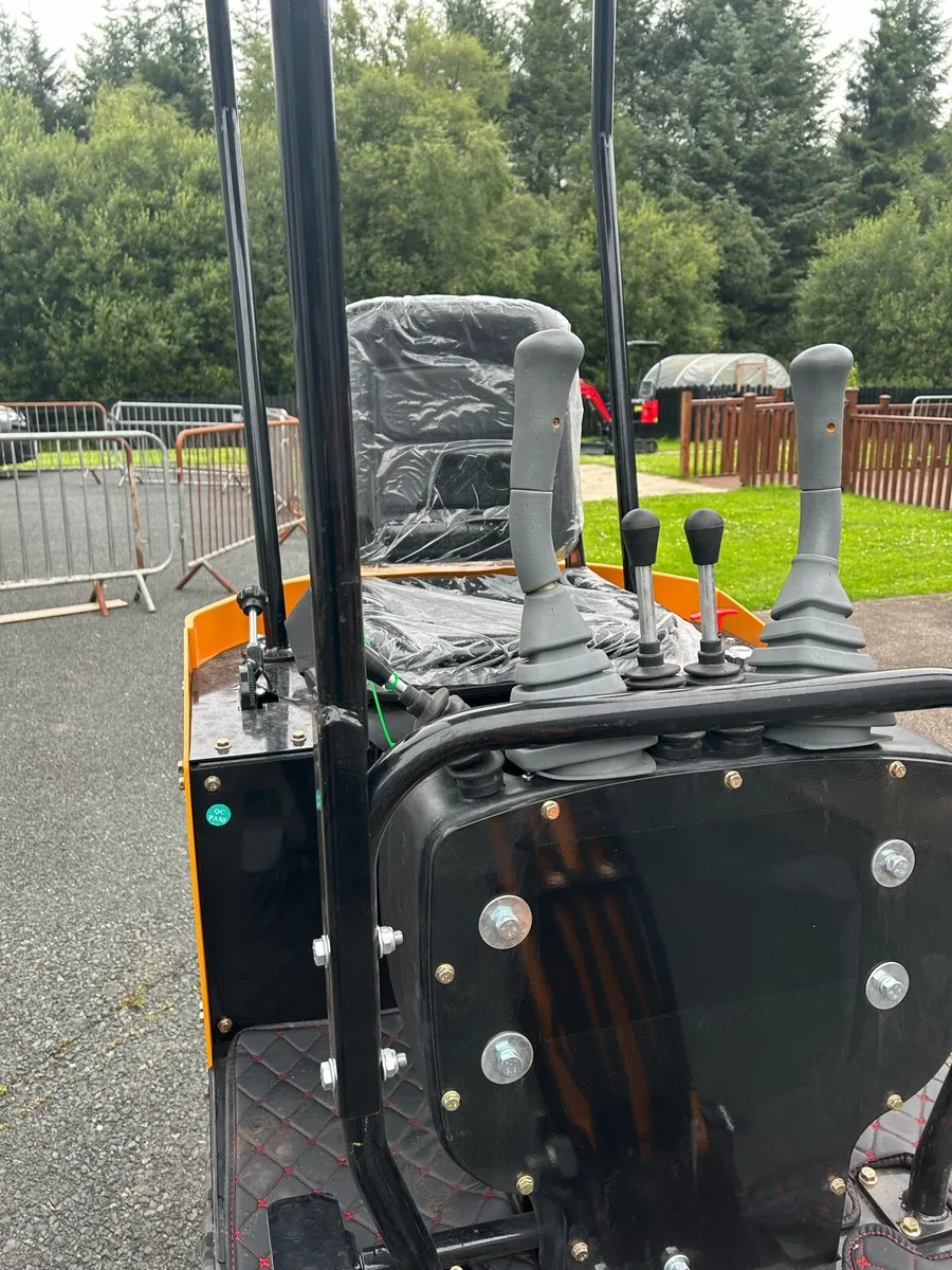 2025 JPC HT12 Diesel  Mini Digger - Image 3