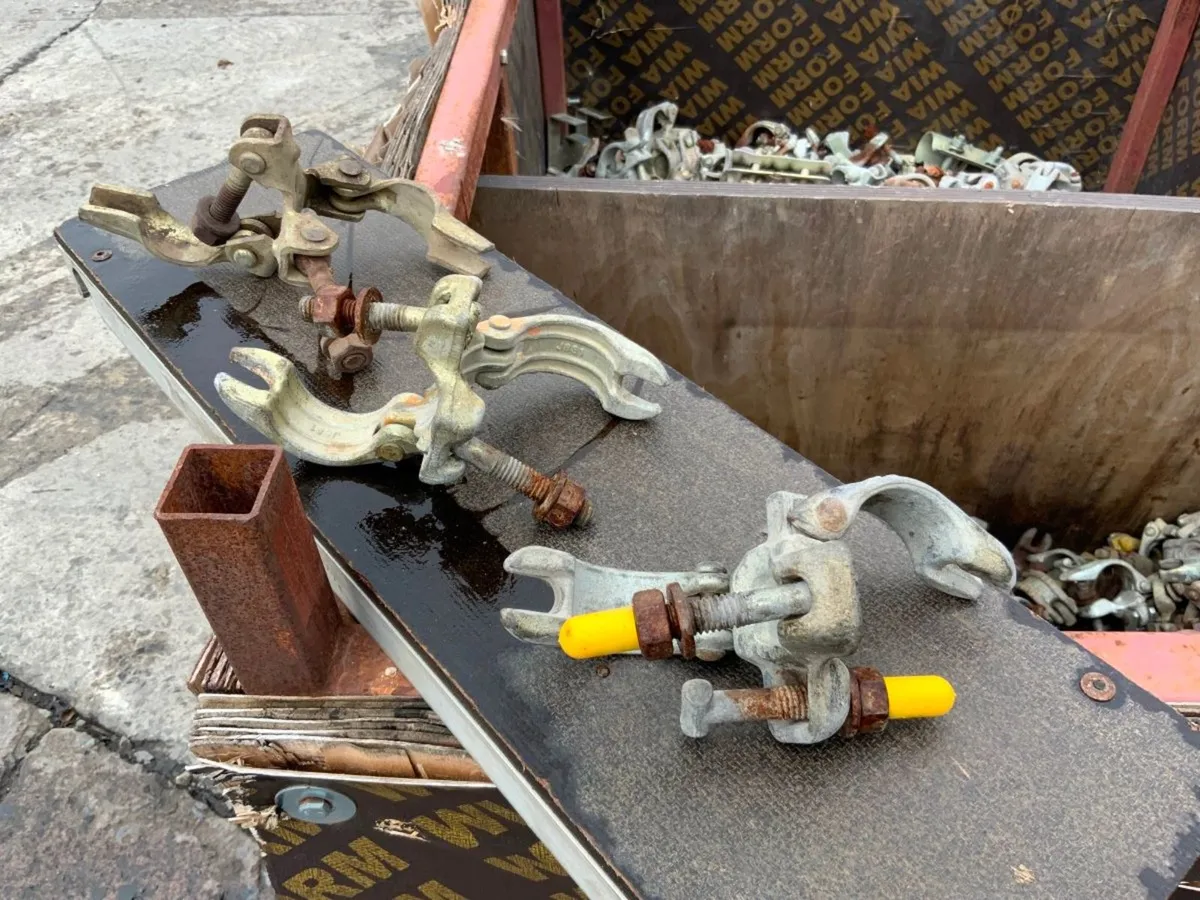 SCAFFOLDING PIPE SWIVEL COUPLERS / CLAMPS. - Image 2