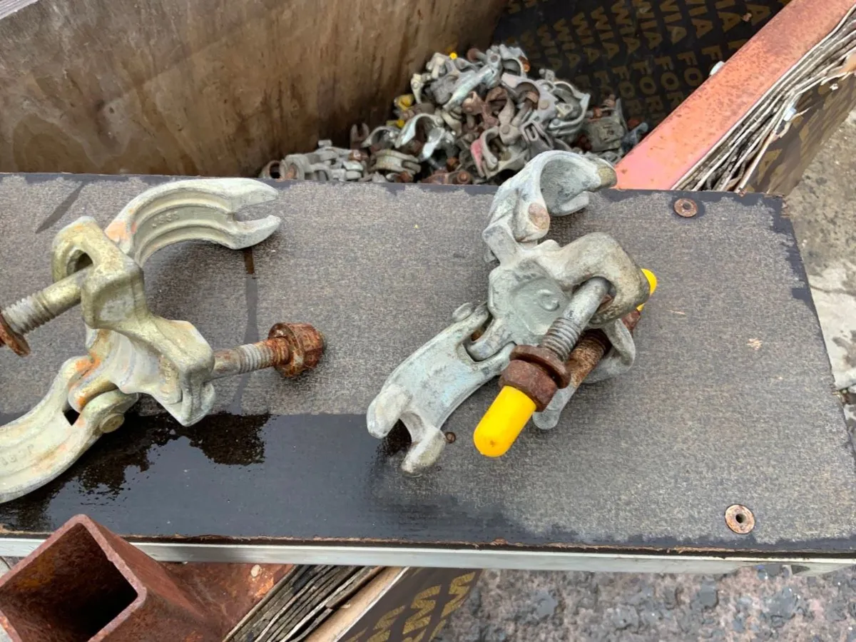 SCAFFOLDING PIPE SWIVEL COUPLERS / CLAMPS. - Image 3