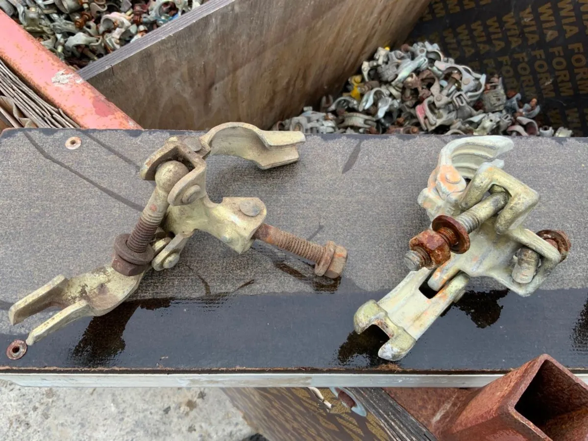 SCAFFOLDING PIPE SWIVEL COUPLERS / CLAMPS. - Image 4