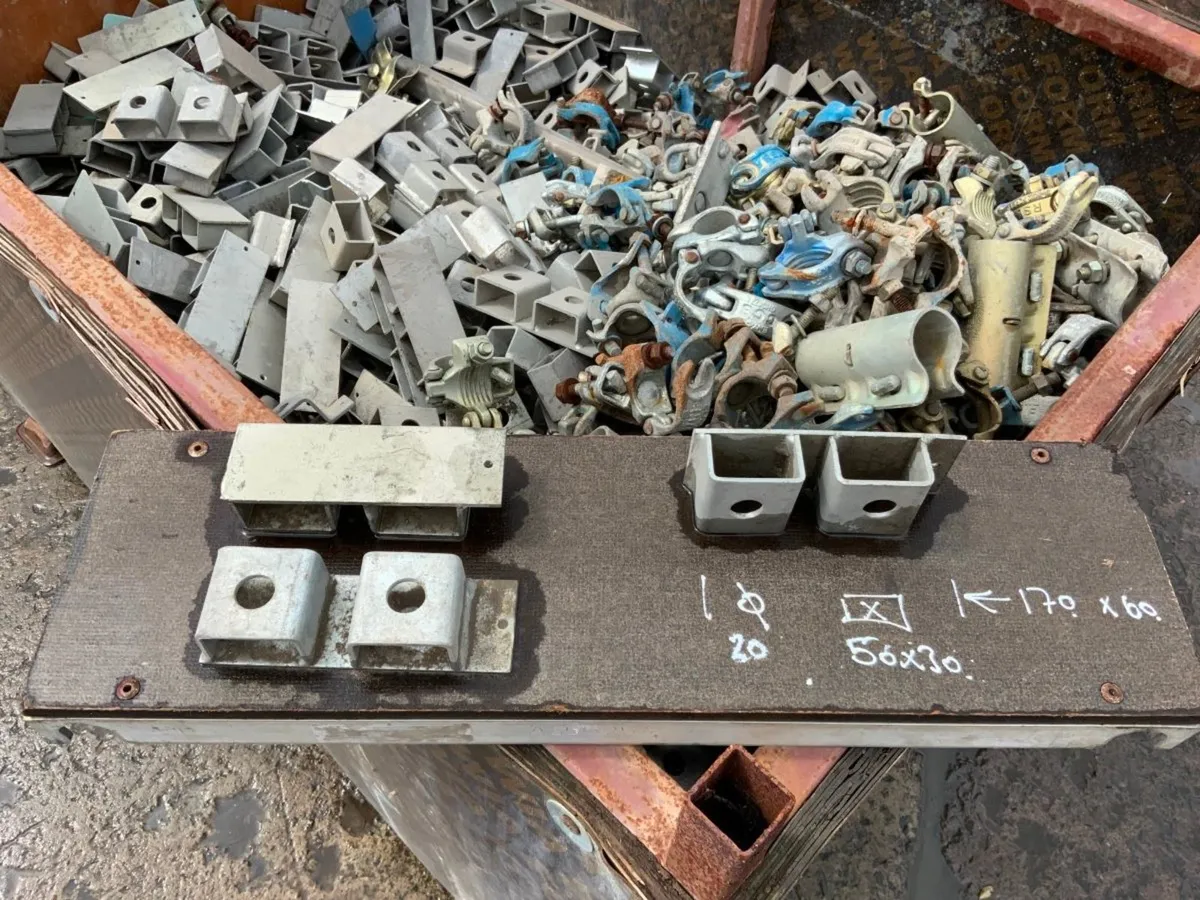 GALVANISED SCAFFOLDING  BRACKETS & CLAMPS. - Image 1