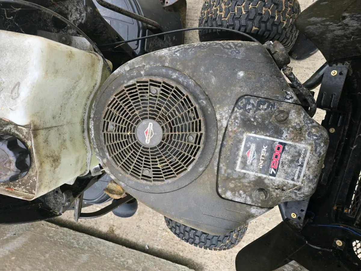 Ride-on lawnmower - Image 2