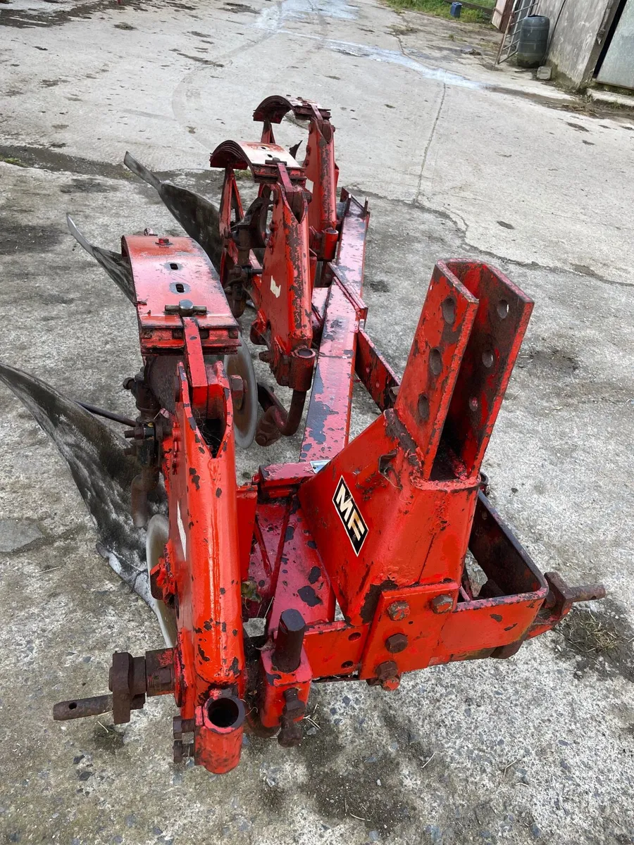MF 3 furrow plough - Image 3
