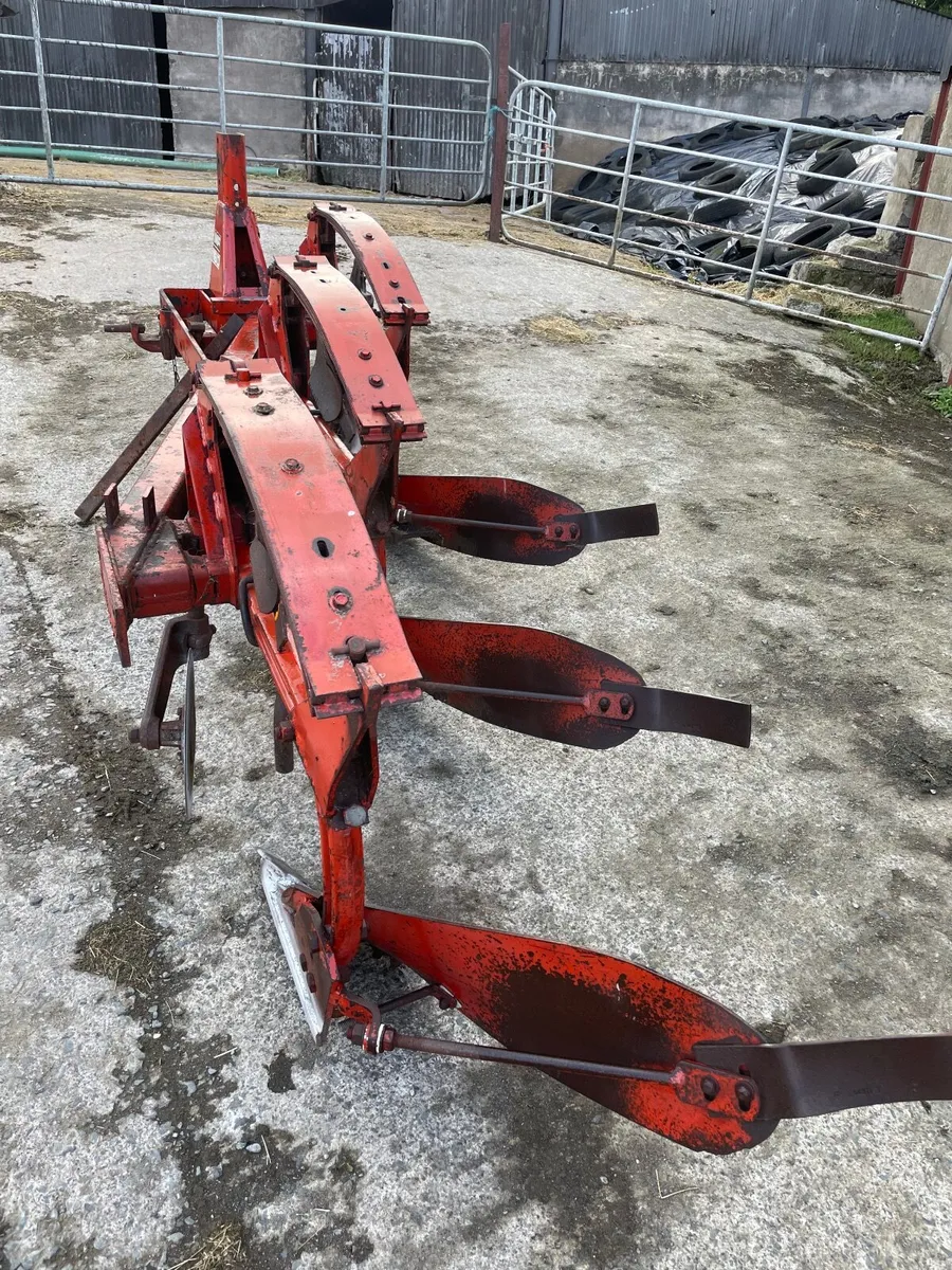 MF 3 furrow plough - Image 4