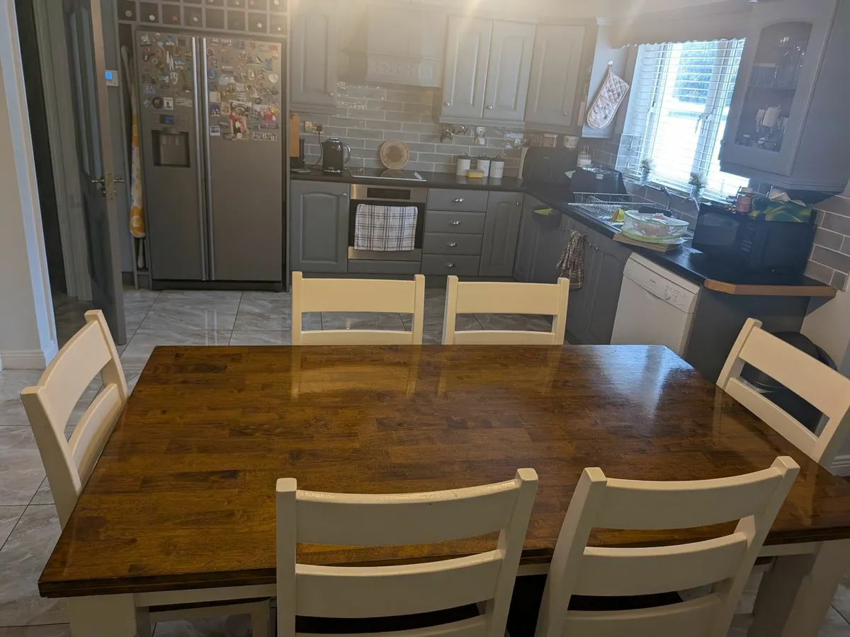 Table and chairs - Image 2