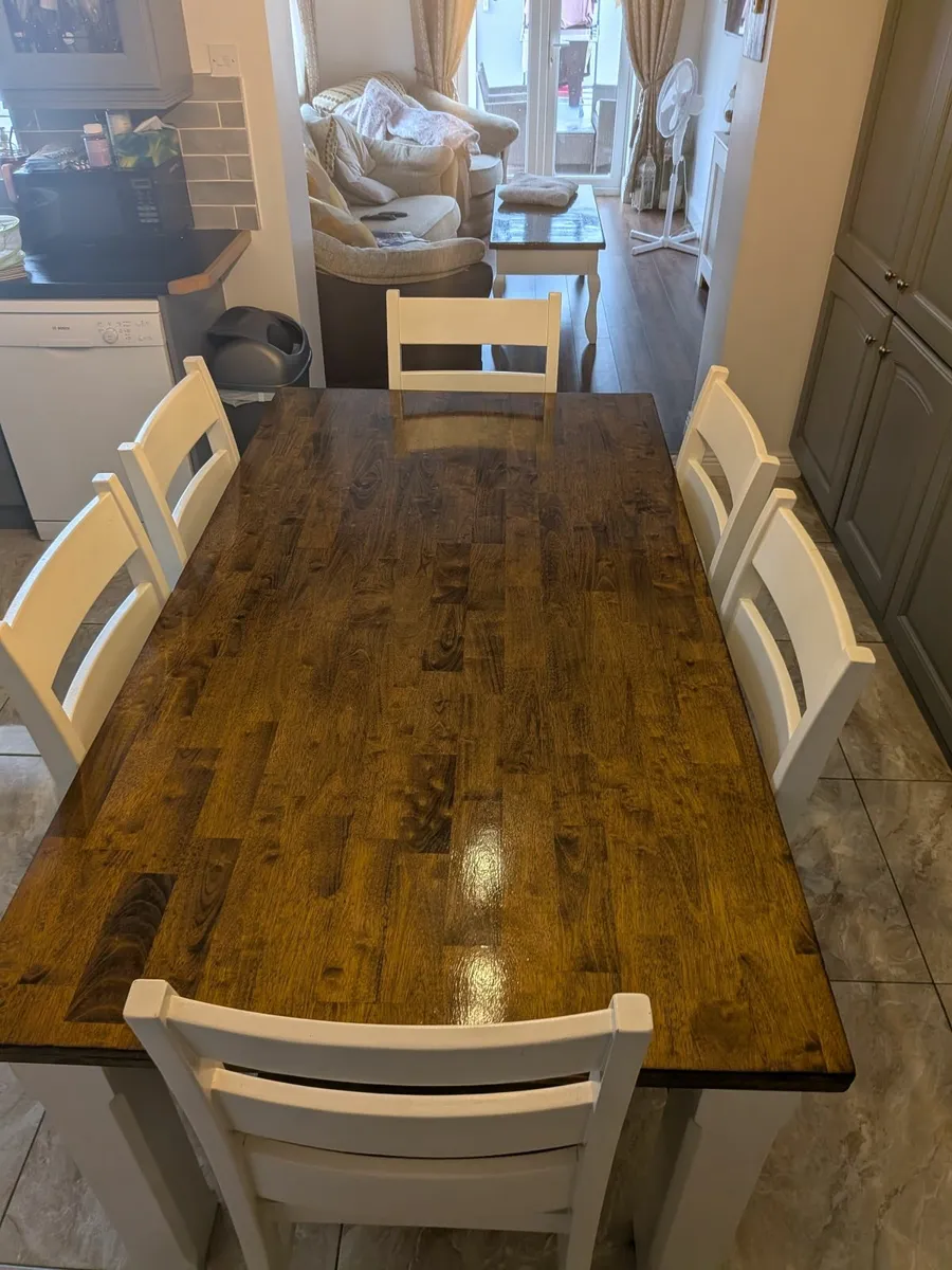 Table and chairs - Image 1