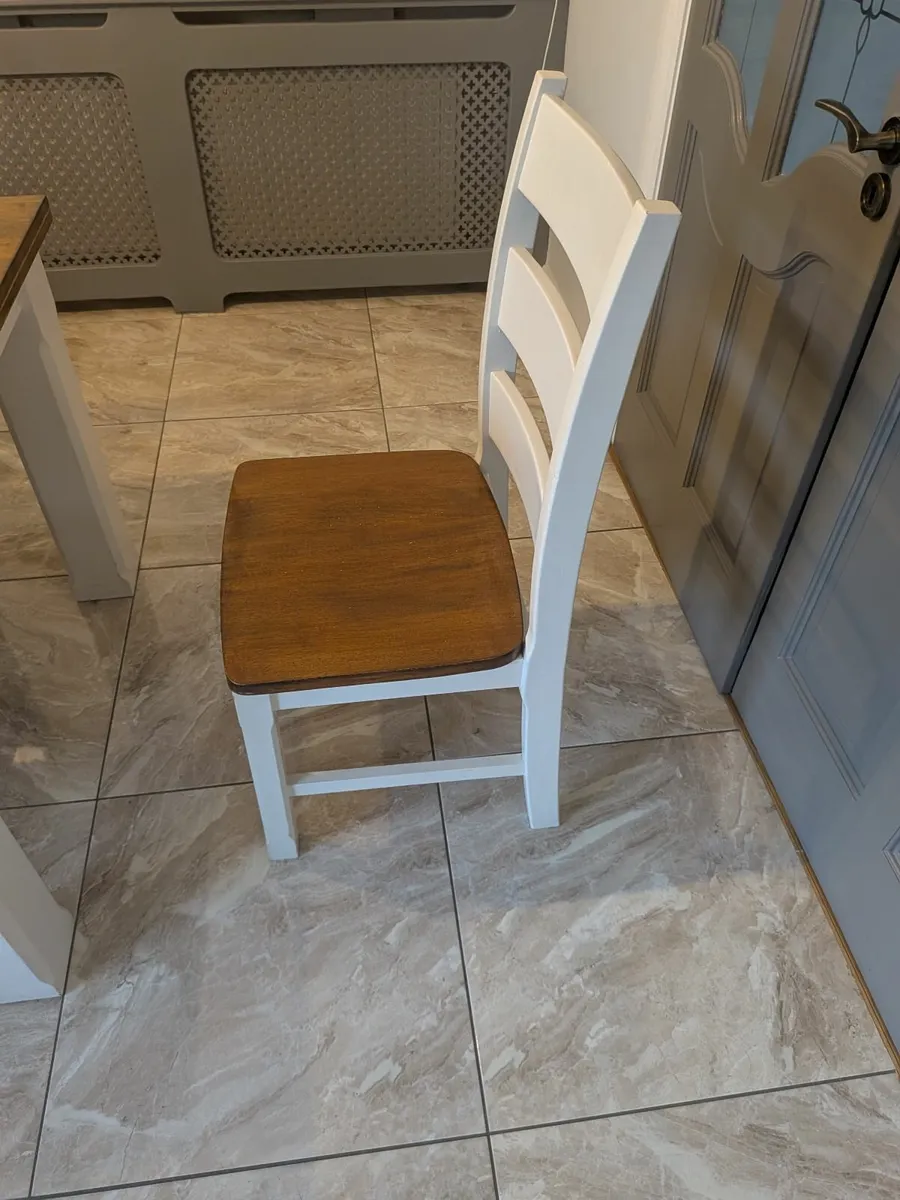 Table and chairs - Image 4