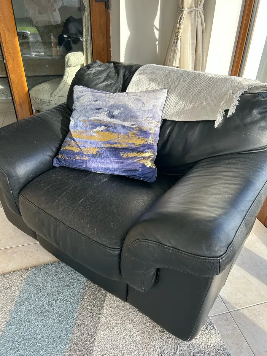Italian  leather 3 seater sofa and 1 armchair - Image 3