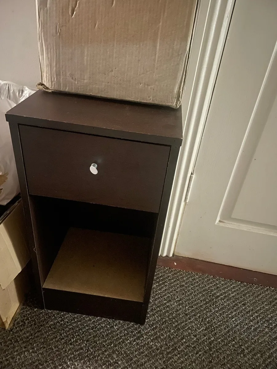 New pair bedside lockors  & large lamp - Image 2