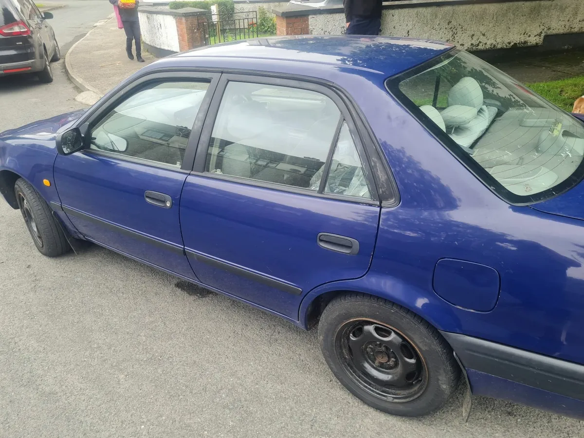 Toyota Corolla 1998 - Image 1
