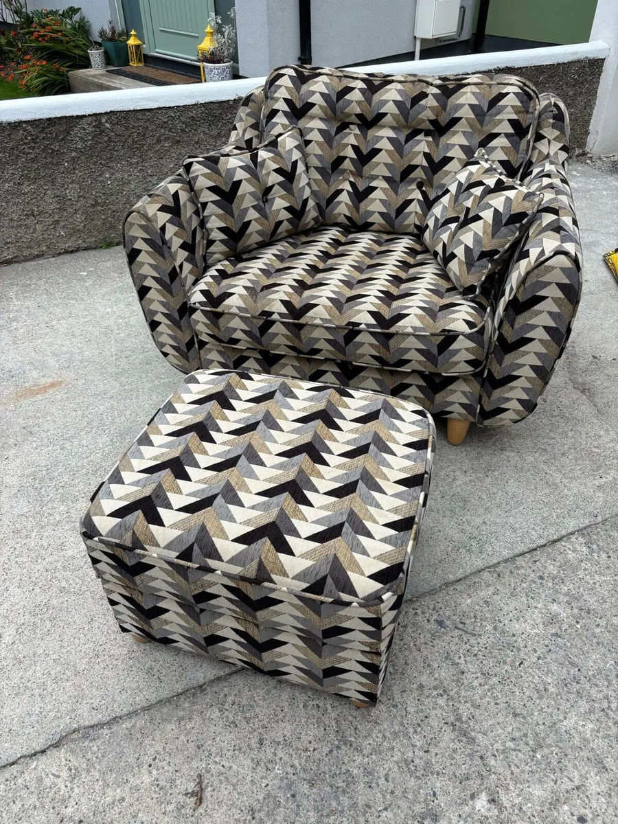 Free arm chair and foot stool - Image 1