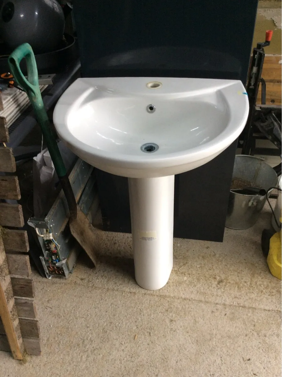 Pedestal Sink. - Image 1