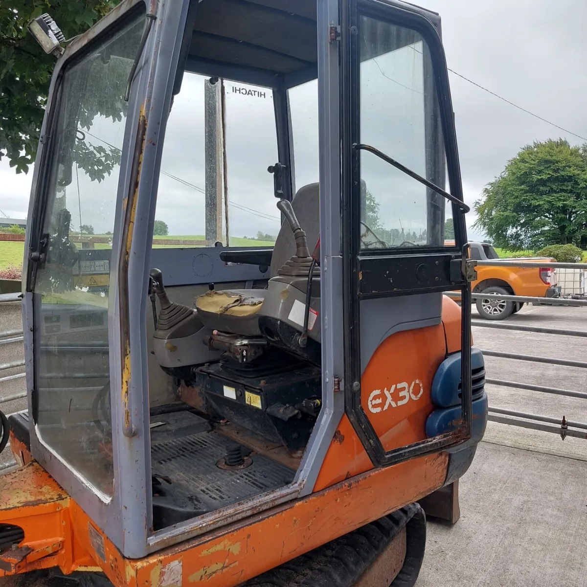 Hitachi 3 ton digger - Image 2