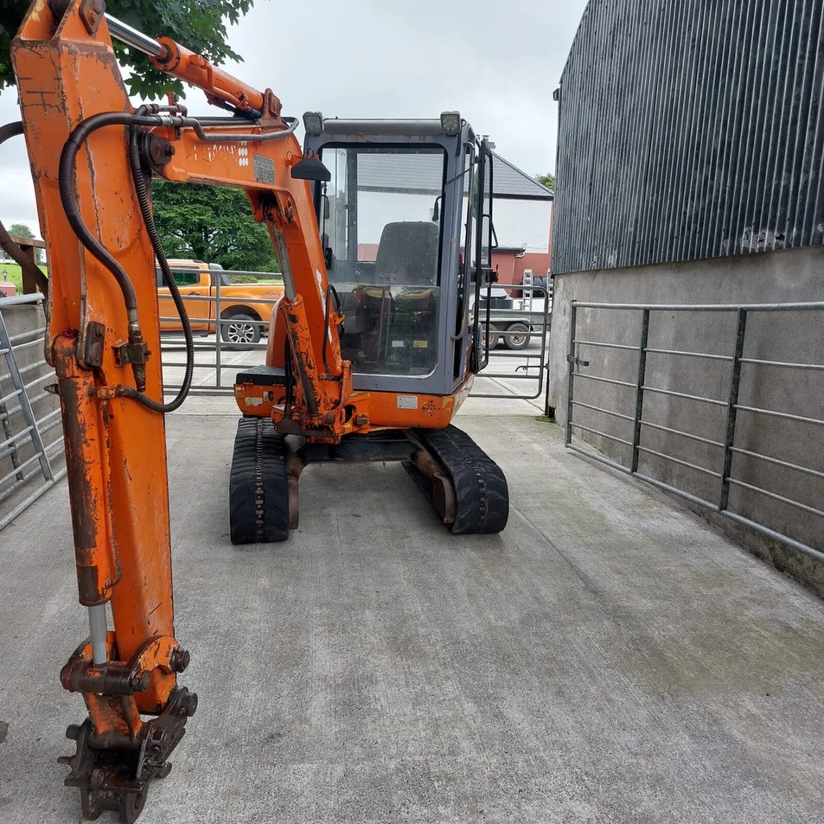 Hitachi 3 ton digger - Image 3