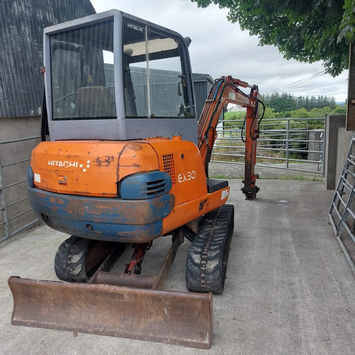 Hitachi 3 ton digger - Image 4