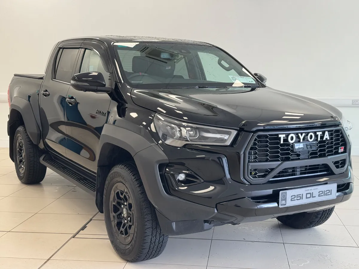 Toyota Hilux 2025 - Image 1