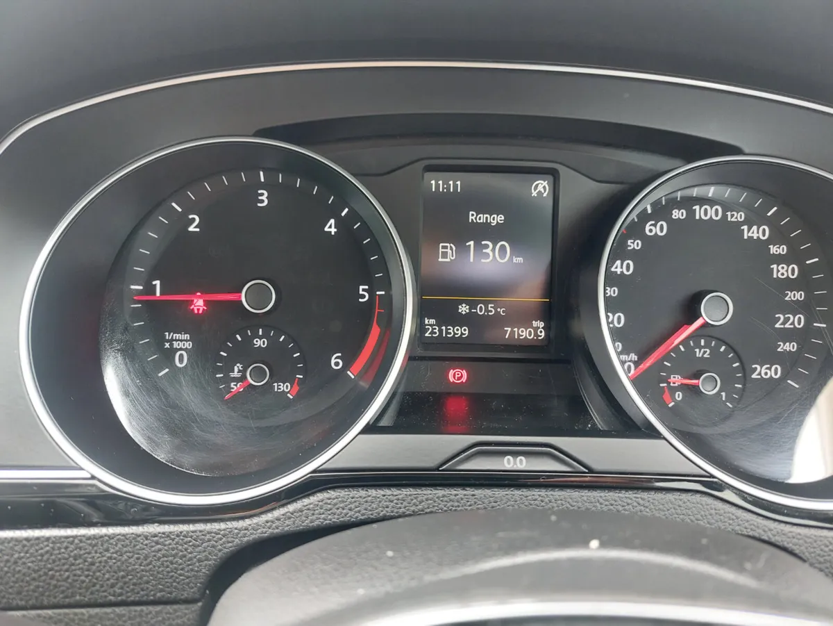 Volkswagen Passat 2015 - Image 2