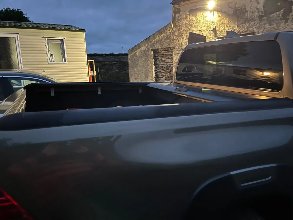 Toyota hilux mountain top roller cover. - Image 3