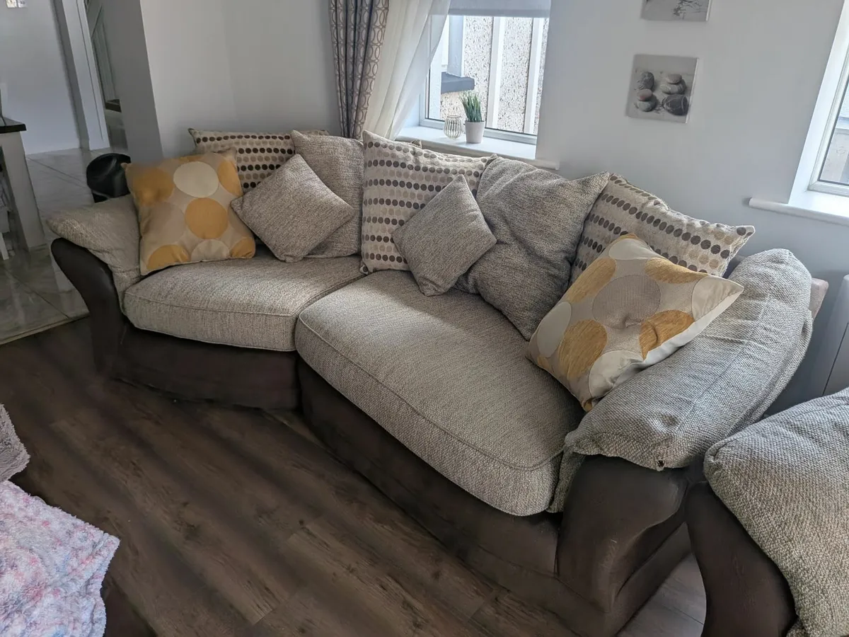 Suite of furniture - Image 1