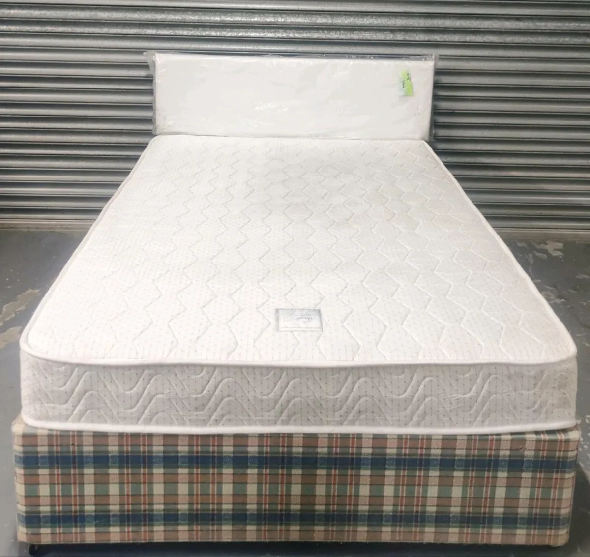 4ft6" double bed & mattress *delivery - Image 1