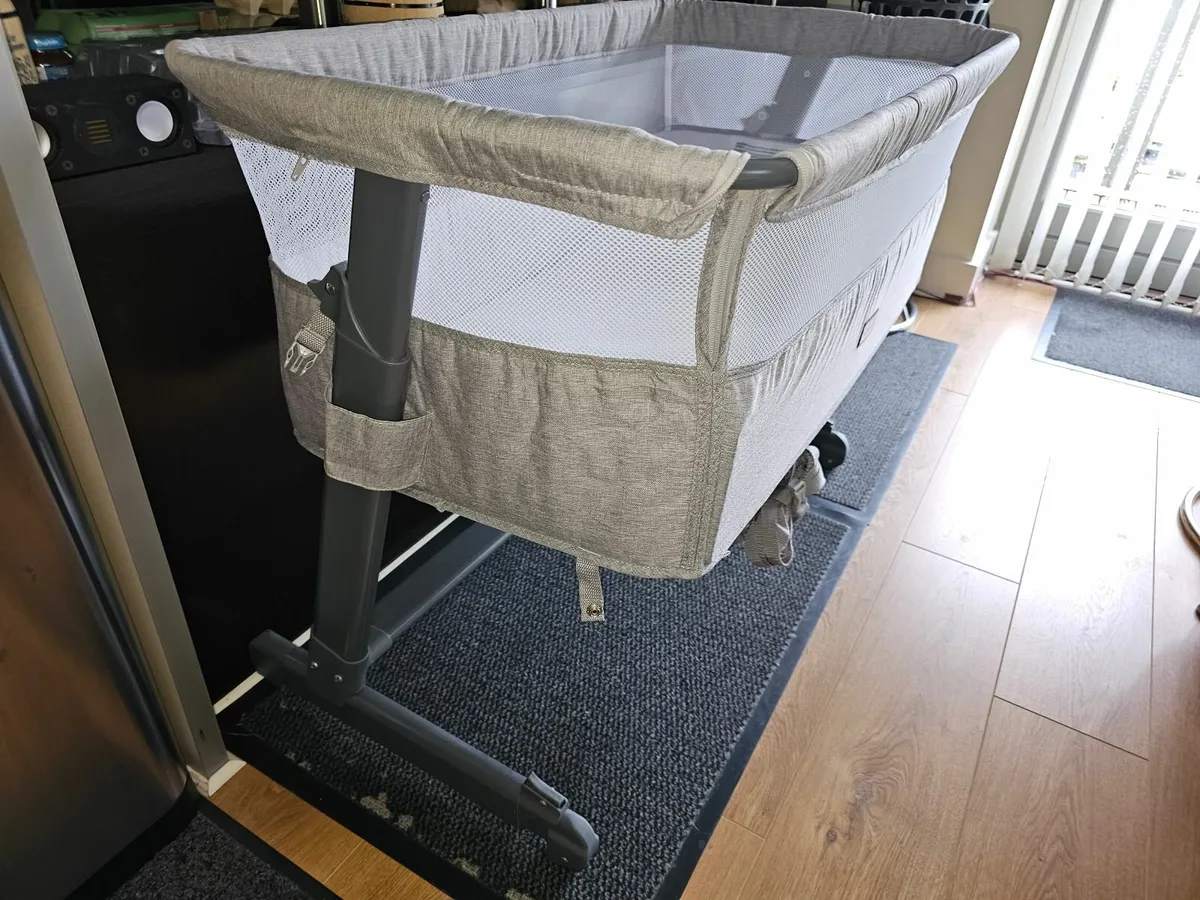Sleeper Bedside Crib - Image 2
