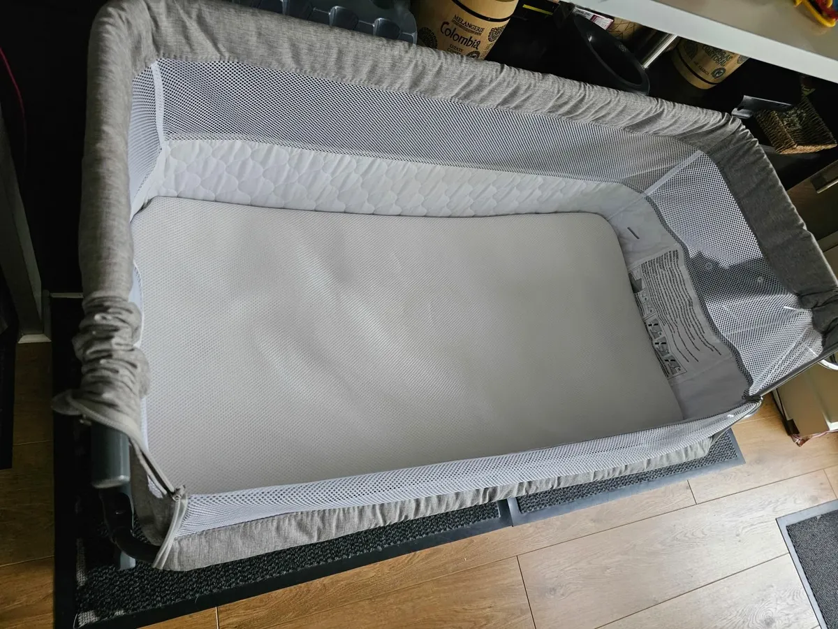 Sleeper Bedside Crib - Image 3