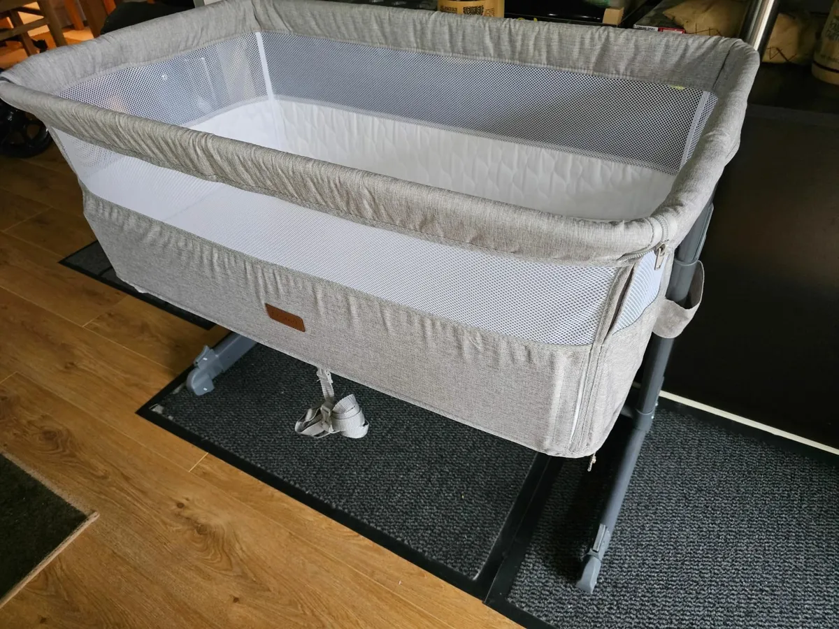 Sleeper Bedside Crib - Image 4
