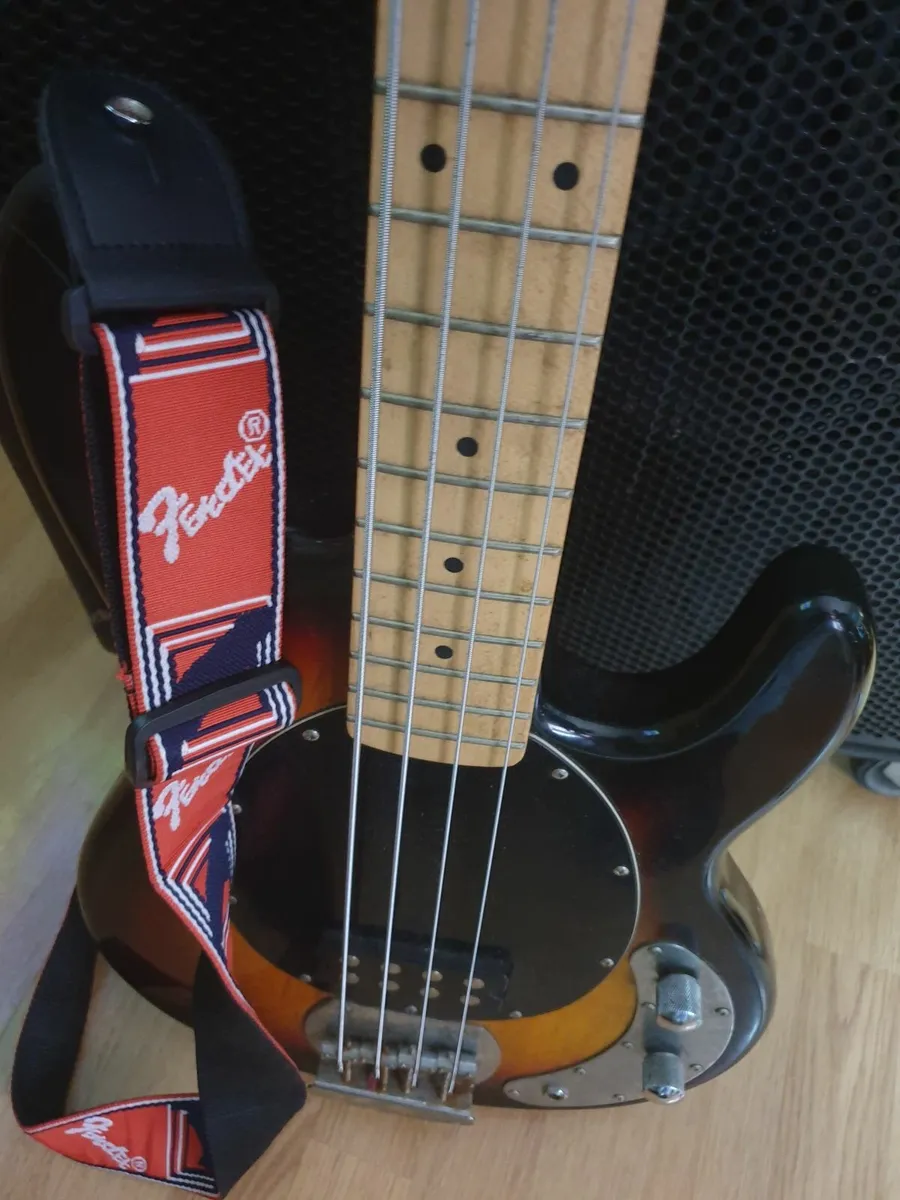 Bass Guitar and amplifier 400w - Image 1