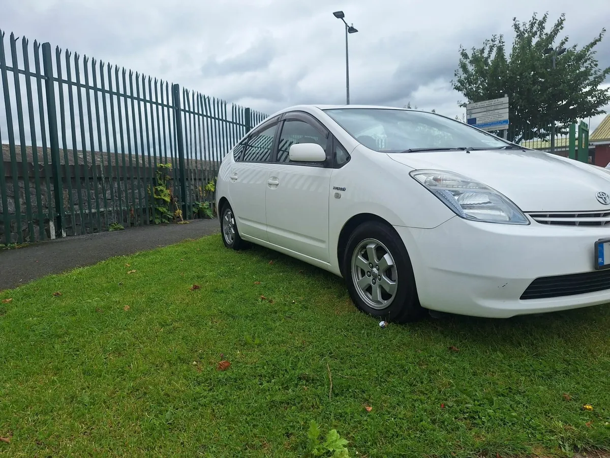 Toyota Prius 2011 - Image 2