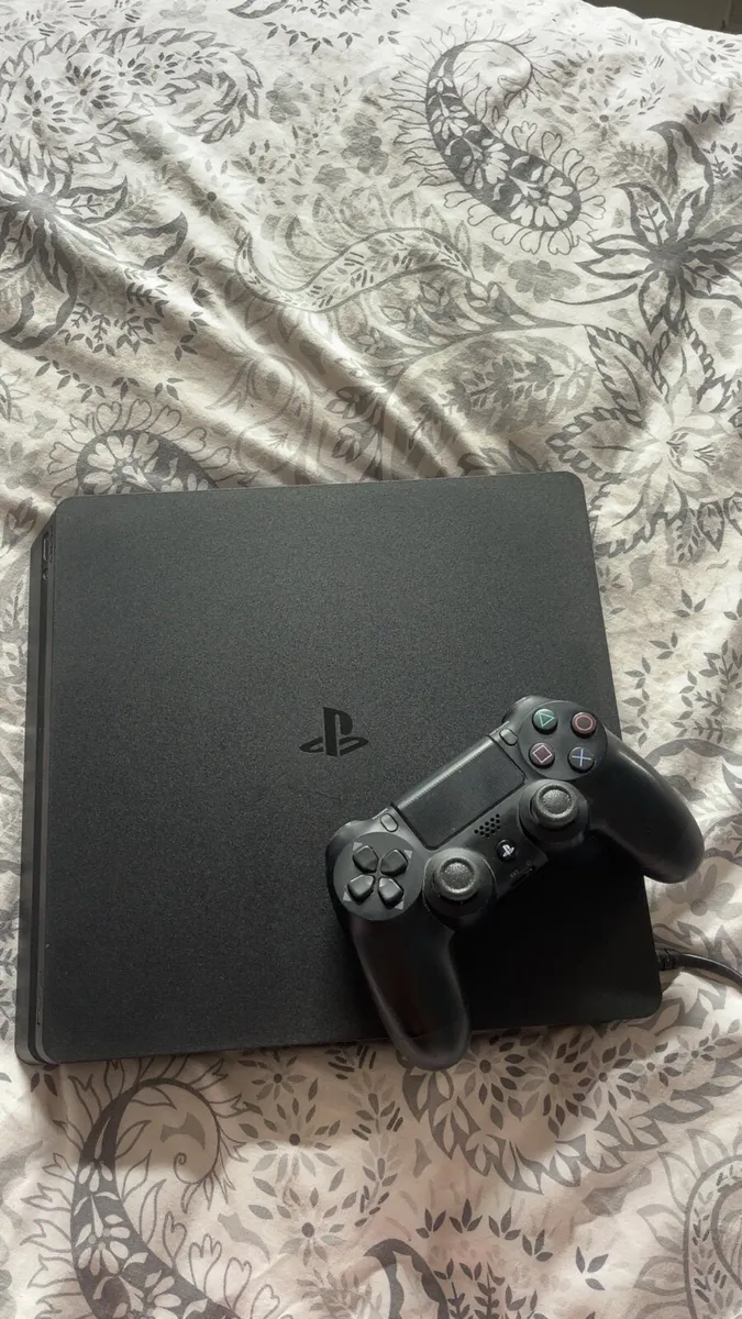 PlayStation 4 slim - Image 1