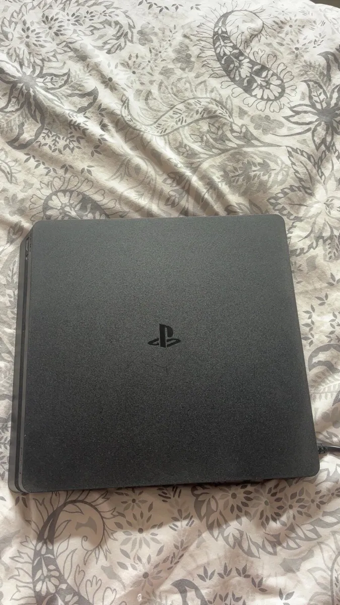 PlayStation 4 slim - Image 2