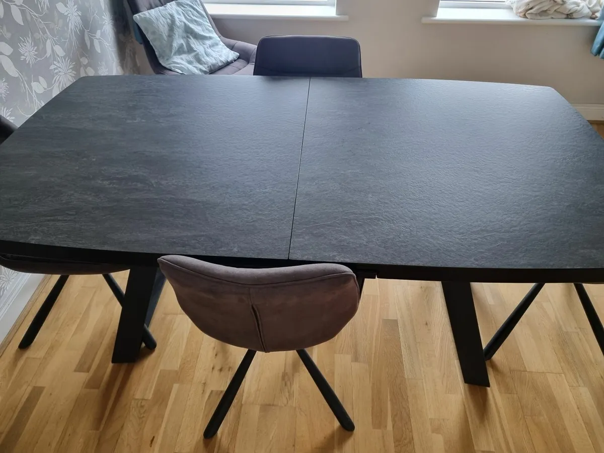 Kitchen table and chairs - Image 1