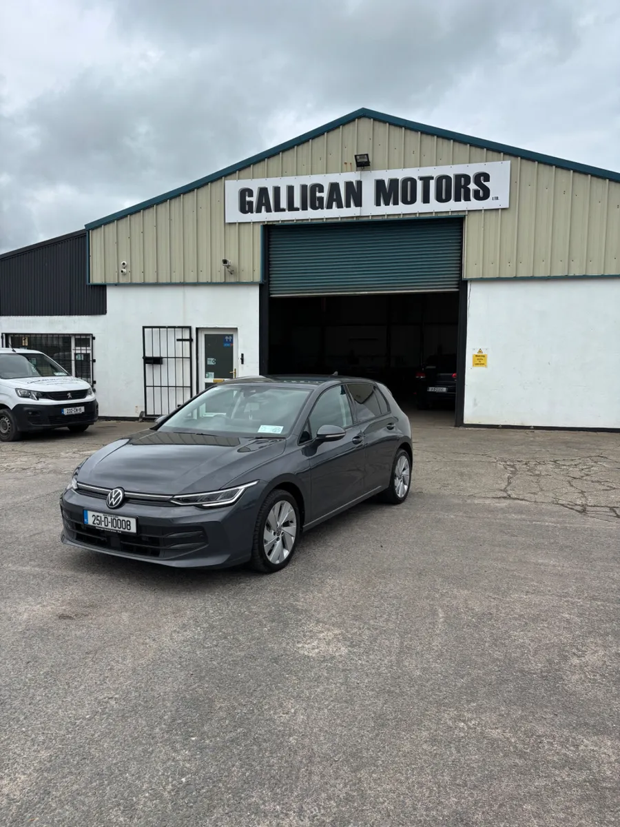 Volkswagen Golf 2025 - Image 1