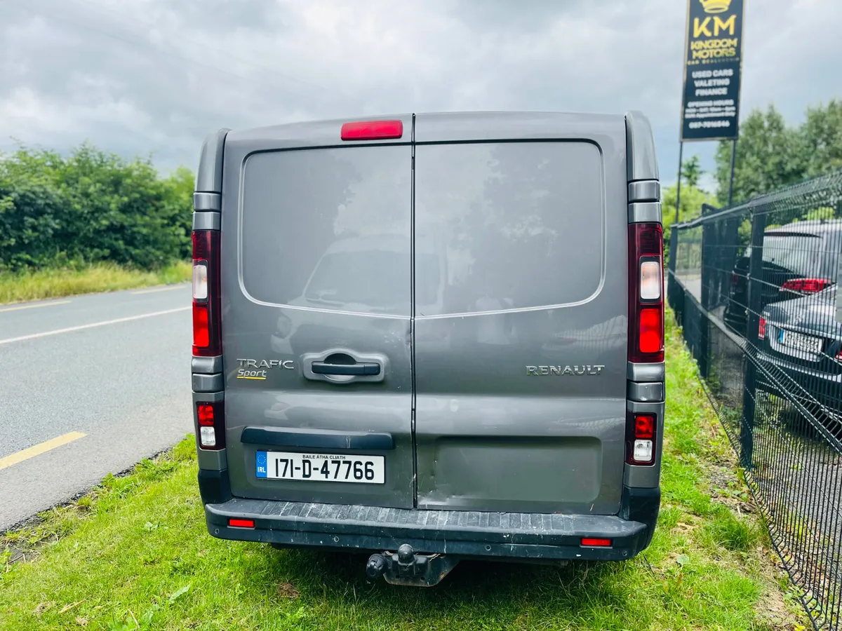 Renault Trafic 2017,DOE 10/25 - Image 3