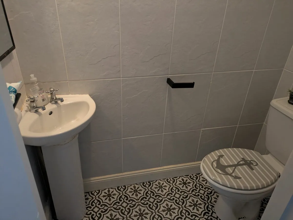 Corner sink with taps - Image 1