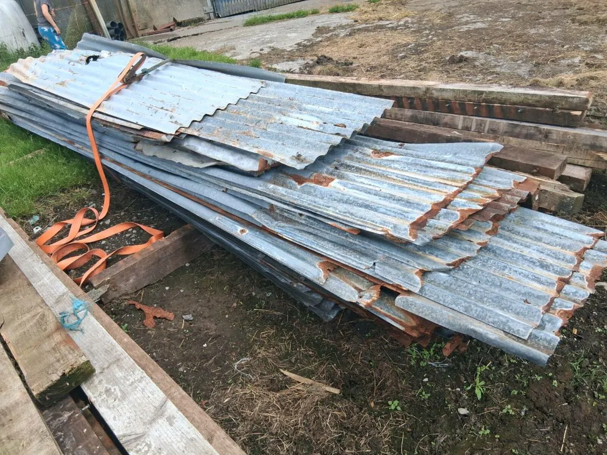 Old shed being dismantled - Image 2