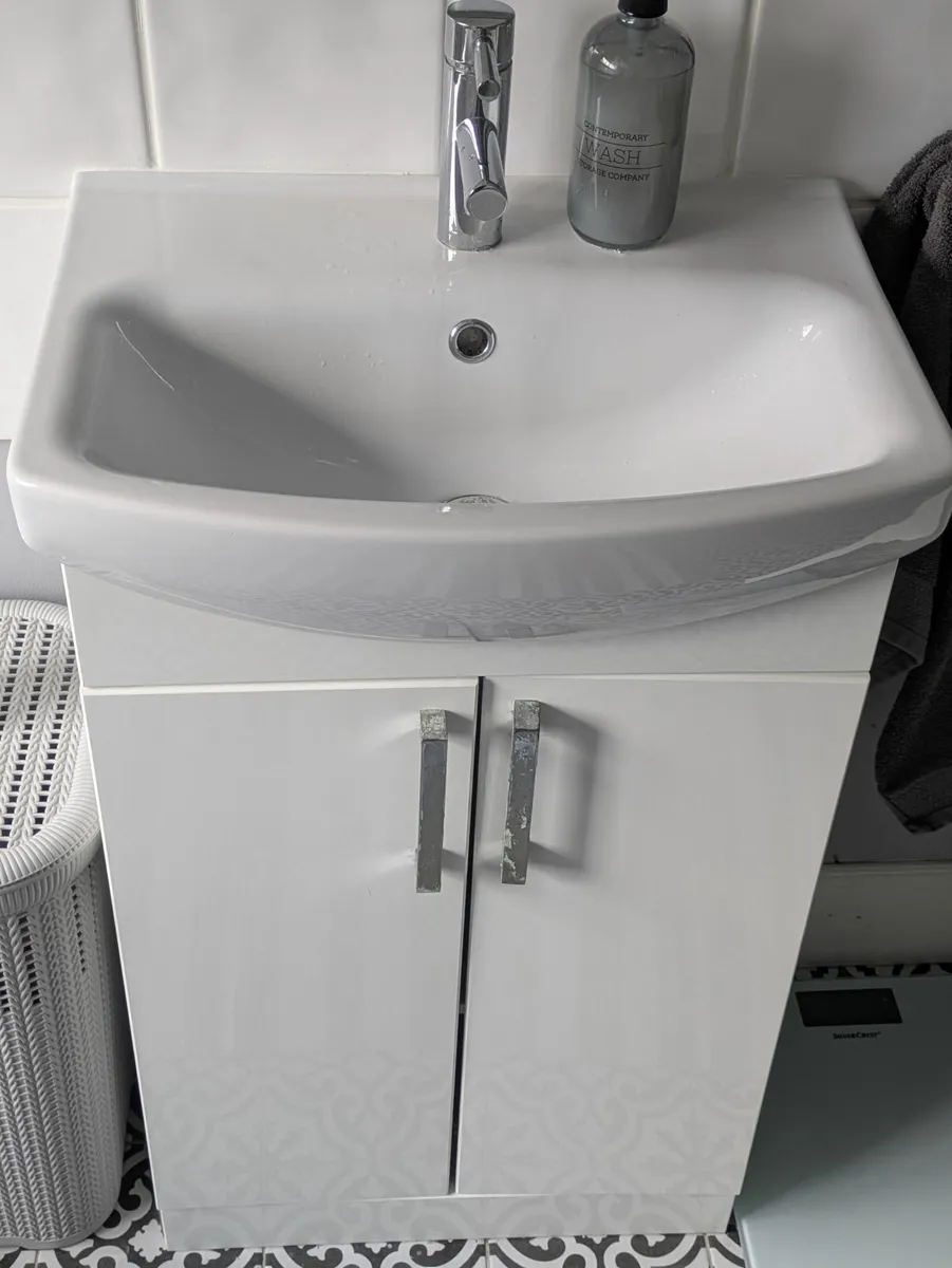 White vanity with sink (no taps) - Image 1
