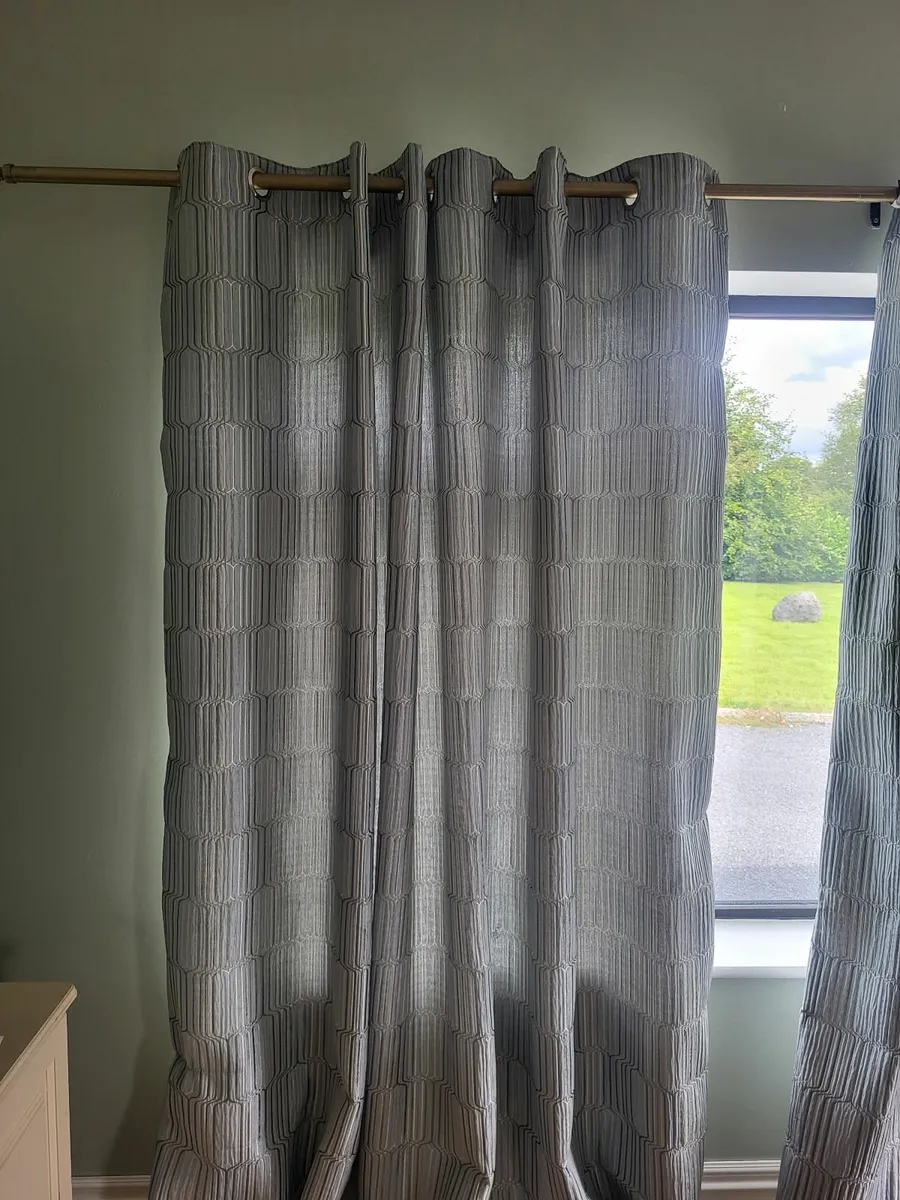Curtains - Image 3