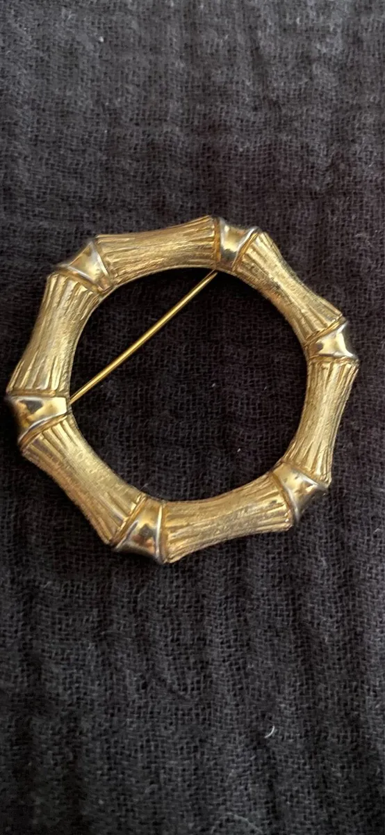 1970s Vintage Avon "Bamboo Magic" brooch - Image 1