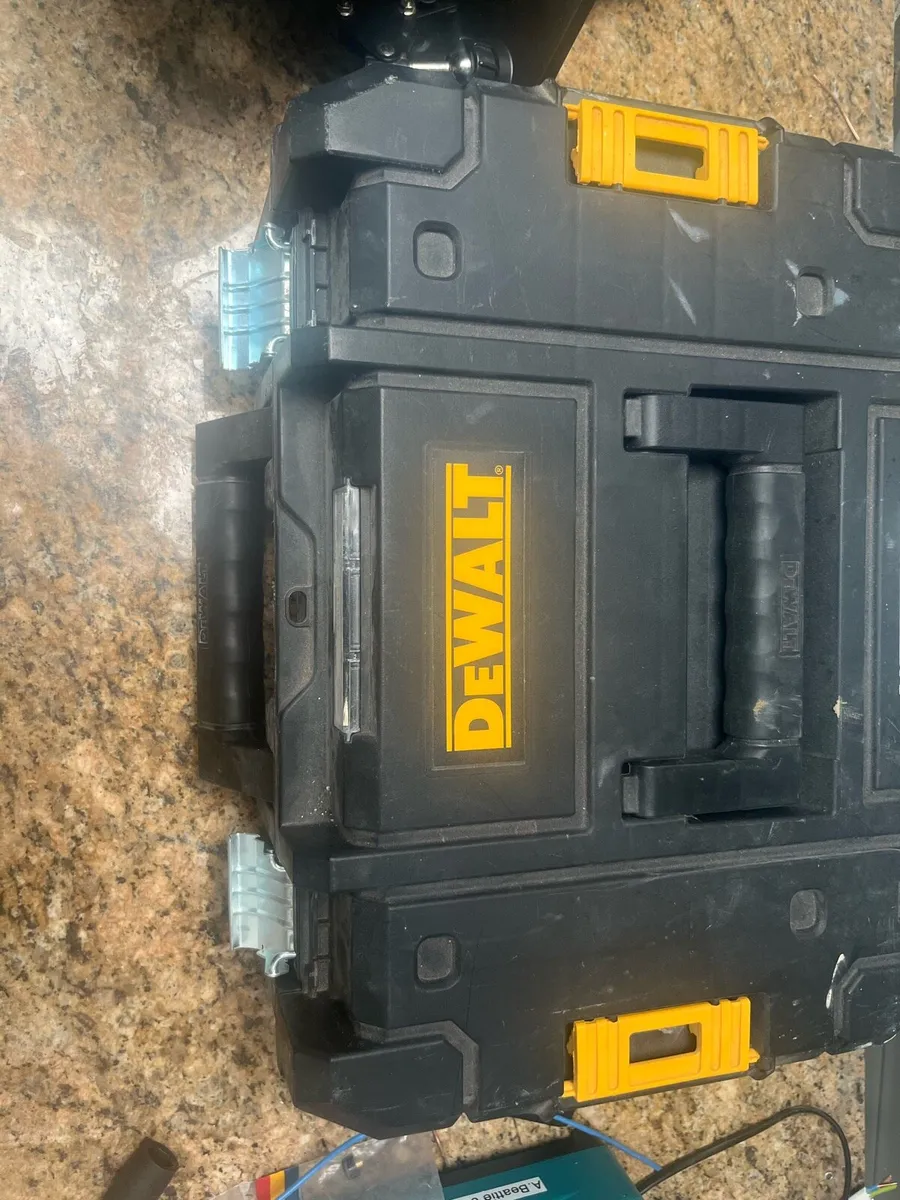 Dewalt charger - Image 1