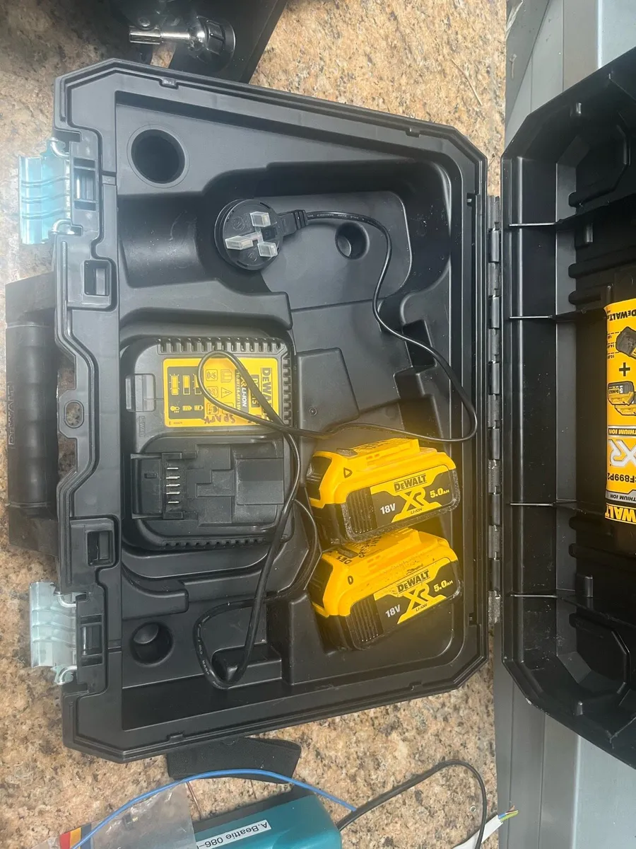 Dewalt charger - Image 2