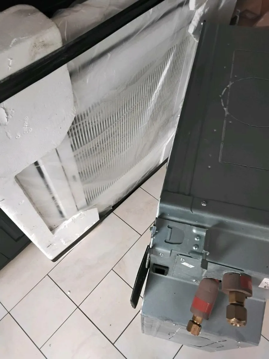 Mitsubishi air conditioning unit with pipe kit - Image 1