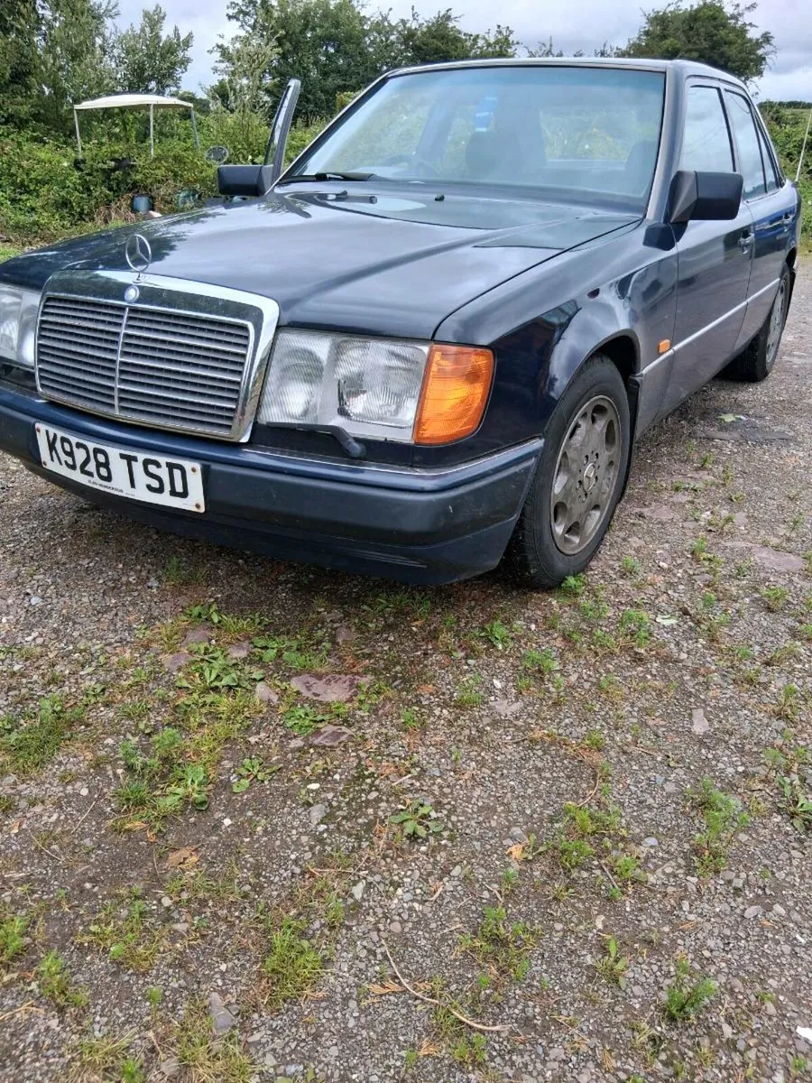 Mercedes E 300 D - Image 1