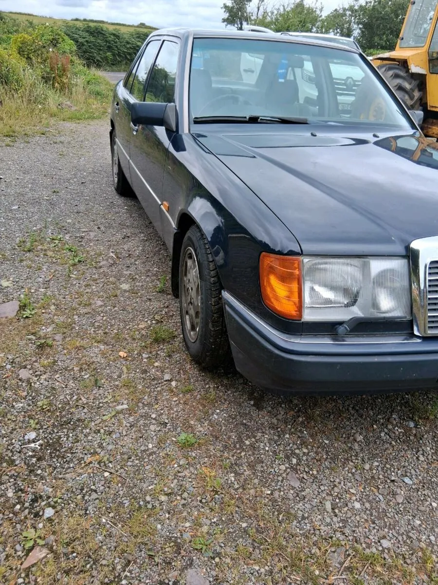 Mercedes E 300 D - Image 2