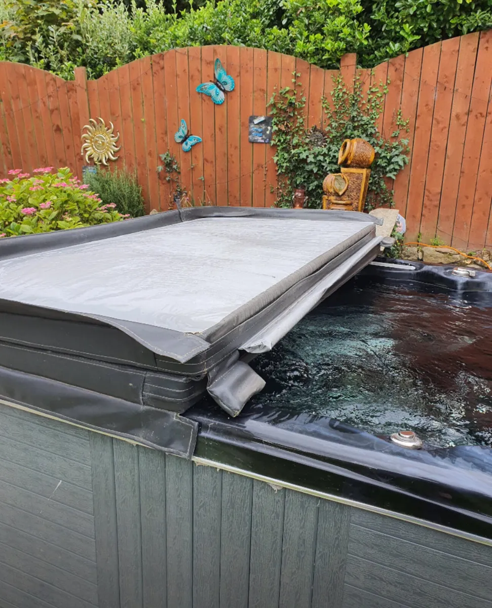 7x7 Hot Tub - Image 1