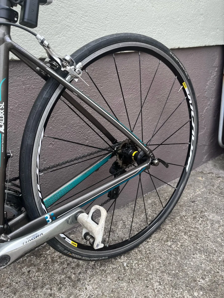 Giant Avail Women's Road bike. - Image 4