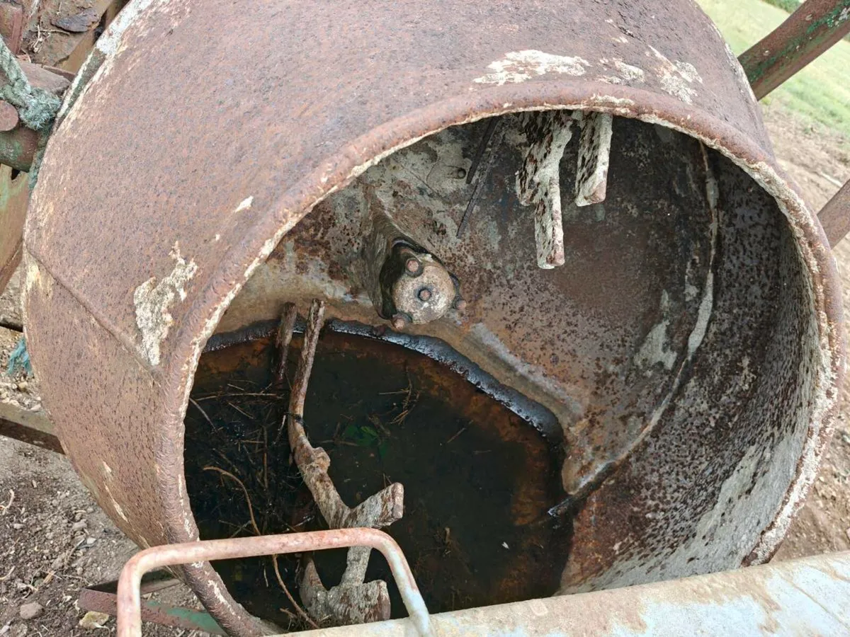 Assortment of equipment - Image 4